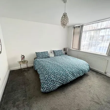 Modern 2 Bed Close To Mall With Parking & Garden London Exterior foto