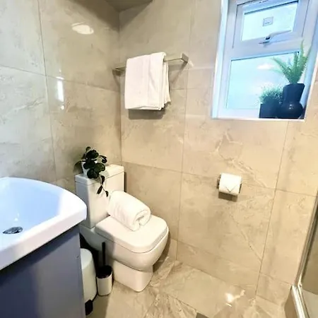Modern 2 Bed Close To Mall With Parking & Garden London Exterior foto