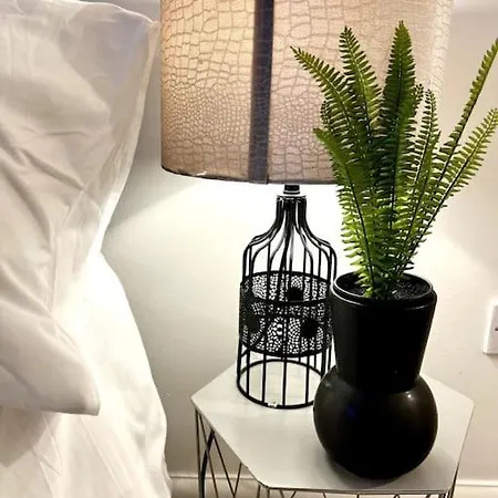 Modern 2 Bed Close To Mall With Parking & Garden London Exterior foto