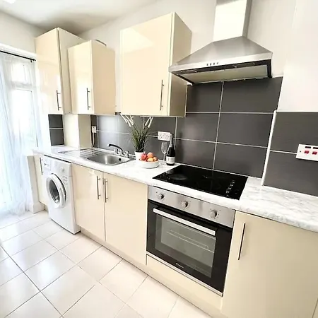 Modern 2 Bed Close To Mall With Parking & Garden London Exterior foto