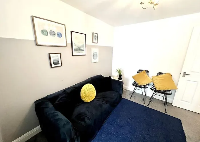 Modern 2 Bed Close To Mall With Parking & Garden