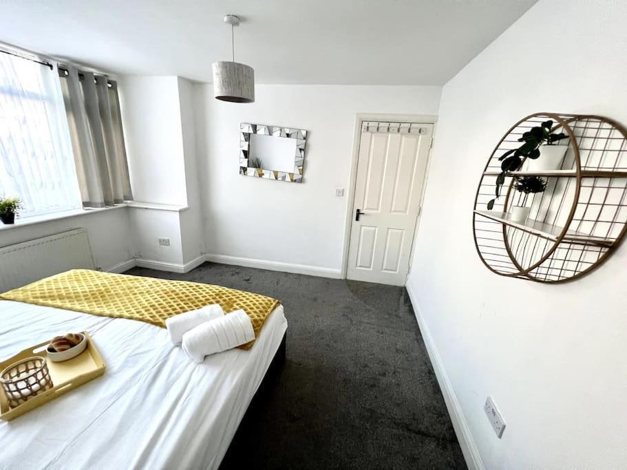 Modern 2 Bed Close To Mall With Parking & Garden Ferienhaus