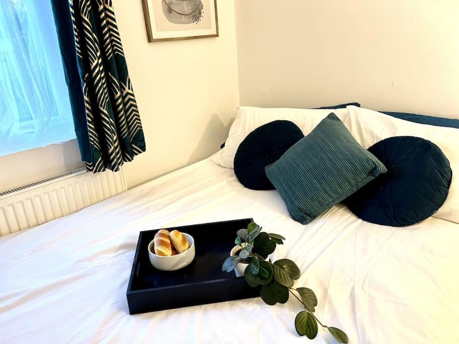 Ferienhaus Modern 2 Bed Close To Mall With Parking & Garden London